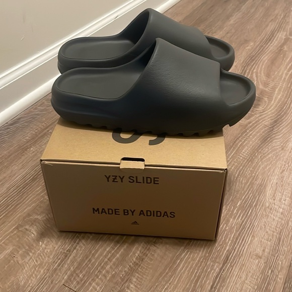 Yeezy slides onyx (size 9us) - Picture 1 of 6